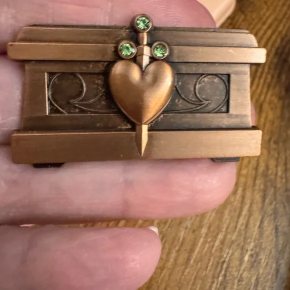 One “LOT” of excellent condition Disney Pins. 25 pins in total. - Picture 14 of 16